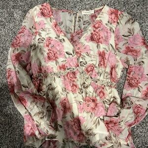 Adorable boutique blouse with sleeve detail.